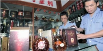　　5月28日，长沙工商在黄兴路万代大酒店“玖品红”烟酒行查到一批假洋酒。记者 范远志 摄 