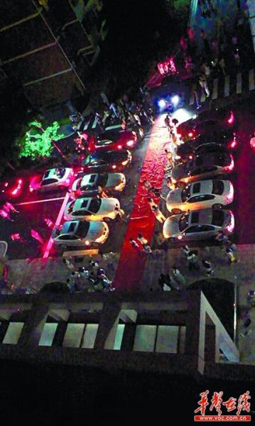 ▲11辆宝马车的车灯全部亮起，求婚开始。