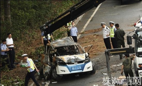 5月26日，攸县的哥谭亚立驾驶的电动出租车，被撞后起火，谭亚立和两名女性乘客被烧死