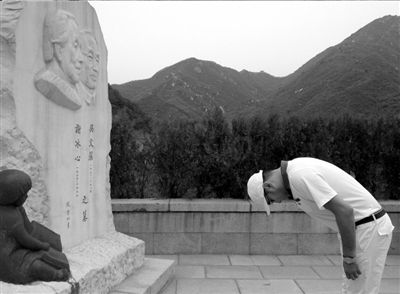 写字前，孙子吴山在冰心纪念碑前鞠躬。