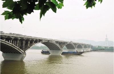 6月3日，高水位下的长沙湘江橘子洲大桥。省气象台预计，今明两天我省降水还将明显增强，湘西等地容易发生地质灾害。图/新华社