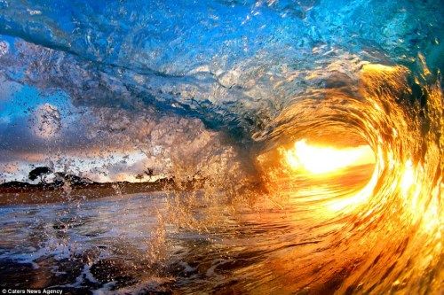 摄影师拍摄绝美海浪 海水在阳光下“跳跃”