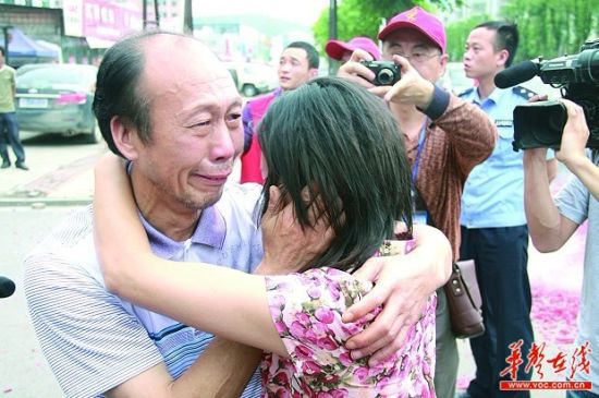 　6月3日下午，分别31年的蒋芳父女相拥而泣。记者 黄海文 摄