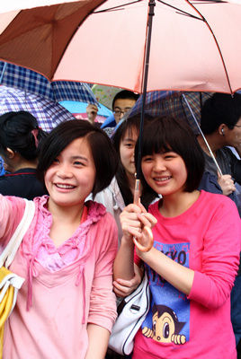 在雅礼中学校门前，刚走出考场的两位女生高兴地合照留念。邱晓峰 摄
