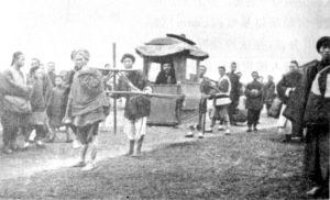 美国人柏生士勘测铁路，经湖广总督张之洞批准，享受的是布政使(副省长)的待遇，他被人抬着轿子走在湖南的山村小镇间。
