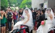 昨日，中南林业科技大学两对学生在校内举办“集体婚礼”。图/郑培宇 于梦妮
