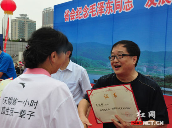 (湖南省人大常委会副主任肖雅瑜出席活动并向全民健身志愿者颁发证书。)