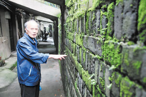 史大爷讲述他记忆中的湘潭古城墙。朱炎皇 王志伟 摄影报道