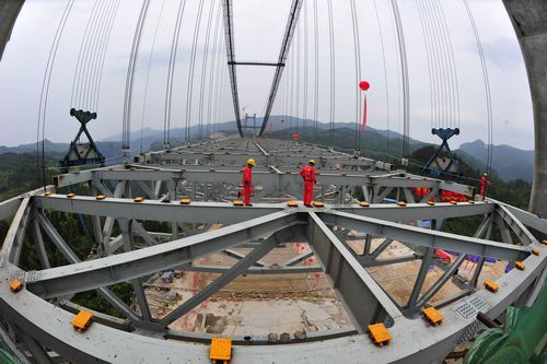 6月11日，施工人员在进行最后一块钢桁梁的合龙对接。湖南日报记者郭立亮摄