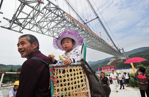 6月11日，大桥两岸的村民纷纷前来观看大桥合龙。湖南日报记者郭立亮摄