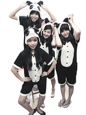 　　穿“熊猫睡衣装”卖萌卖出对校园生活的留念。刘芳芳 供图