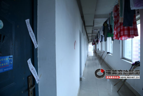 (17日晚上8点至10点之间，湖南中医药大学含浦校区一名2009级女生在宿舍内上吊自杀身亡。该宿舍已经被贴上封条。图/潇湘晨报滚动新闻记者 沈荣华)