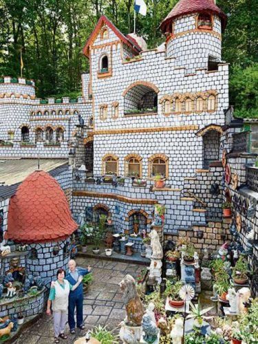 舍内沃尔夫夫妇耗时37年在自家后花园内打造的梦幻城堡。