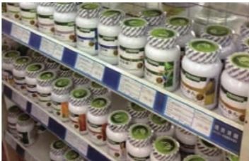 长沙市各大药店的柜台上放置着琳琅满目的保健食品。 记者 李琪 摄