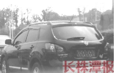 6月19日，网友arhat在网上发帖称，一辆尼桑SUV的车牌被一块布料挡住。资料图 