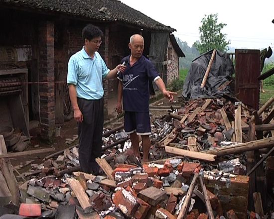 雷永武老人家的房子在2012年5月23日下午变成了一片废墟，他老伴在医院住了一个月院还没出院 