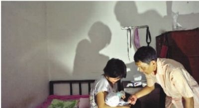 5月21日，周国强有了自己生命中的第一个孩子。 记者 李丹 摄