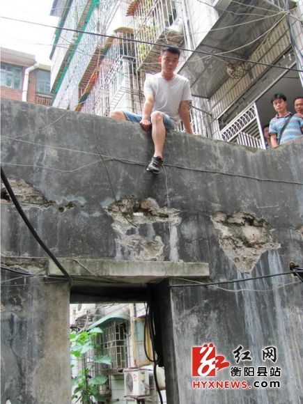 20岁的付辽宇从4米高的歇台纵身跳到隔壁院子去救人
