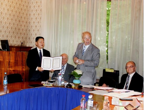 张阳德教授被乌克兰国家医学科学院评选为外籍院士(内镜外科学专业)，成为乌国医学科学院外籍院士的中国第一人。
