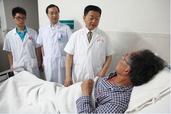 张阳德教授在病房询问患者病情