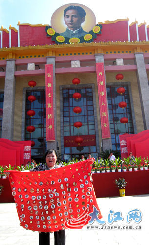 71岁的陶艳萍带着自己收藏的毛主席头像胸章来到现场