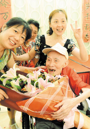 　昨日，张广文老人迎来了百岁寿诞。 　　石祯专 摄