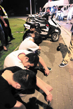 　　当晚参与飙车的男子悉数被民警控制。 　　本版图片均为小刘军摄