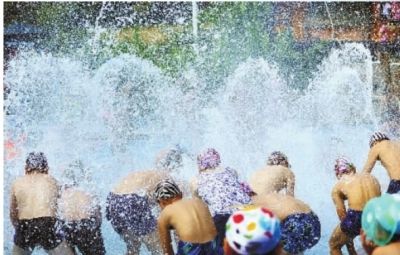  ▲7月2日，长沙世界之窗，游客们在泼水池中尽情泼水消暑。 记者 范远志 摄