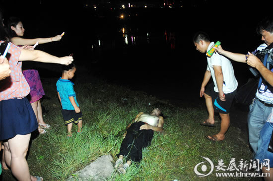 7月3日，娄底市孙水河公园河段，一名27岁的小伙子勇救一家三口却溺水身亡。(吴永华/摄影)