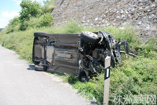 　7月2日，一辆突然爆胎的小轿车在醴潭高速侧翻