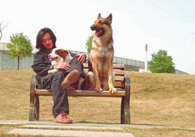  邓锦杰和他的爱犬在一起。网友供图