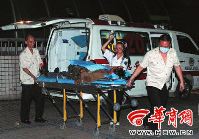 　　伤者被送往医院时手里还紧紧攥着凶手的迷彩外套 本报记者王智摄