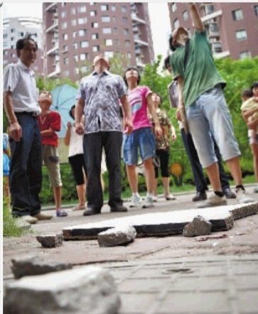 7月4日，西岸润泽府小区，墙面砖块坠落。实习生 唐俊 摄