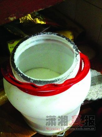 在热卤刘厨房里找到的一罐白砂糖，罐子上没有任何标识，更谈不上生产日期等产品信息。本组图/记者杨杰妮 