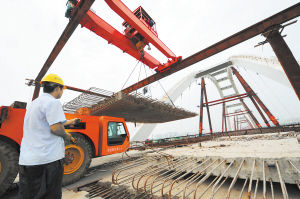 　　福元路湘江大桥建设者正加速1293块桥面板的铺装，预计8月底全面完成铺装，确保10月底通车的目标如期实现。 　　均为余志雄 摄