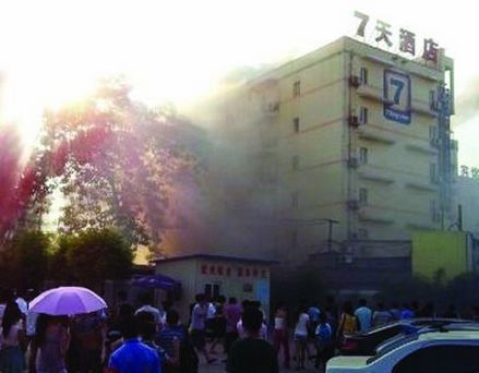　昨天傍晚，河西阜埠河路，7天酒店旁一家名为“呷同学少年”的餐馆厨房起火，浓烟滚滚。微博图片