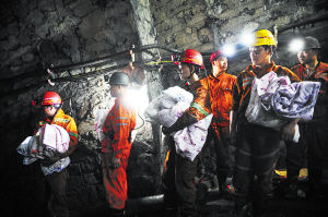 7月7日夜，救援人员带着棉被准备进入矿井营救被困人员。新华社记者 白禹 摄