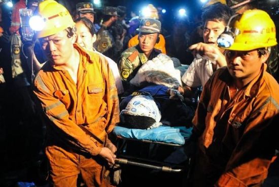 8日凌晨湖南耒阳透水矿难首批3人获救。