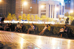 芙蓉广场，一排情侣各自在凉风中说着悄悄话。