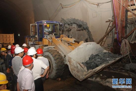 7月4日，救援人员在沪昆铁路湖南省新化县红岭隧道塌方现场开展救援工作。