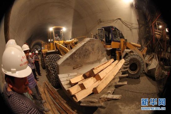 　7月4日，救援人员在沪昆铁路湖南省新化县红岭隧道塌方现场开展救援工作。