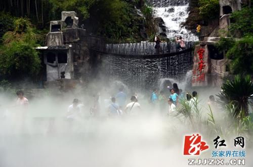 游客在宝峰湖景区享受“水趣”
