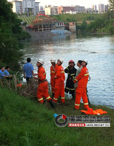 7月3日下午，邓锦杰下水救人溺亡后，消防队员在现场救援。图/红网网友