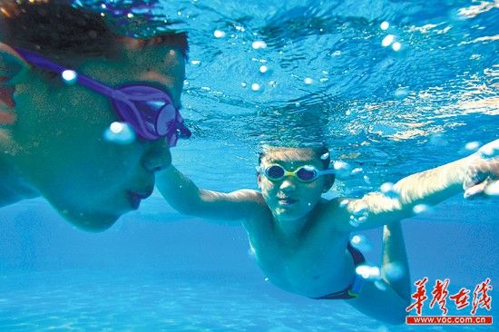 烈士公园水上乐园一位潜水避暑的小男孩。实习生 唐俊 摄