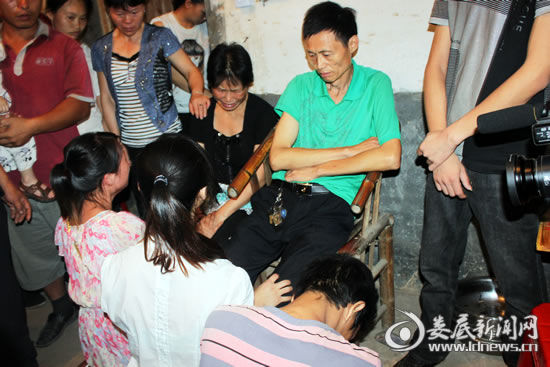7月10日晚，获救者跪在邓锦杰父母面前，向其致谢并表示深深的歉意。