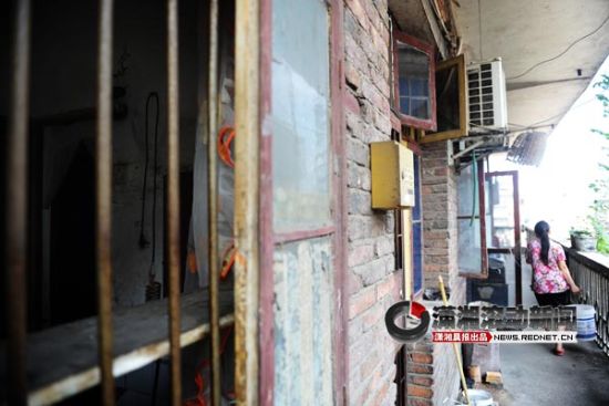娄底市娄星区乐坪西街一居民区，被邓锦杰救起的一家人住在一栋80年代修建的筒子楼里。图/记者张轶