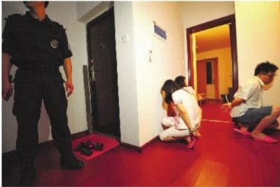  在布控的房间里，警方抓获犯罪嫌疑人。本组图片均由记者 李丹 摄