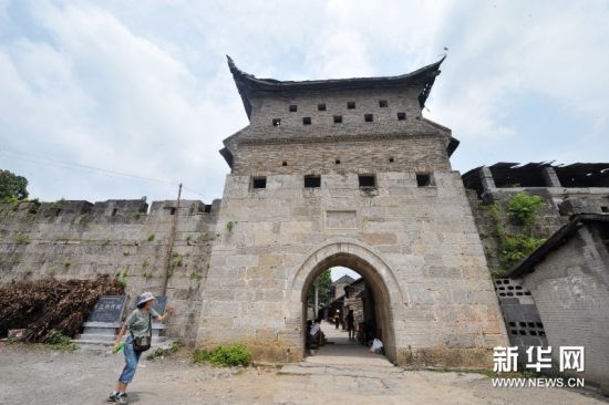 2012年7月12日，凤凰县保存完整的黄丝桥古城