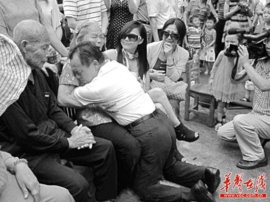 　7月14日，北大校长周其凤回湖南浏阳老家为母亲庆祝90大寿，长跪在母亲膝前痛哭流涕。网友“老锣”摄