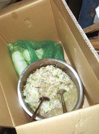 7月17日中午，长沙市金帆幼儿园的生活老师正在给孩子们分餐。菜是水煮黄瓜和水煮包菜，里面掺杂了少许肉末。老师说，“吃得太油，对孩子不好”。记者 龚化 摄